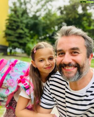 Vladimír Kobielský Instagram - Niekomu začali prázdniny a niekto chodí do školy aj cez prázdniny 😜 

Aké ste mali vysvedčenie? 

Nakrúcame pre vás nové časti @mamanaprenajom.markiza 👌🏻 
Tak pekne oddychujte a v septembri sa vidíme na @tvmarkizaofficial .😉 
#dedoedo #dedojozef @larisa_mizigar #tv #serial #skola #prazdniny #holydays