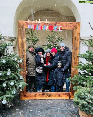 Vladimír Kobielský Instagram - Občas aj Bratislave svedčí , keď sneží…Tak sme tradične navštívili trhy🎄

Katarína na ľade, Vianoce…
Uvidíme 🫤

Máte aj vy nejaké tradície? 

@bratislava.sk #vianocnetrhy #sneh #bratislava #mesto #tradicia