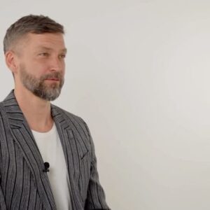 Vladimir Krestovskiy Instagram - Поучаствовал в проекте «500 страниц ответов», который придумал Павел Компан @kompanp. Крутая идея, в которой поучаствовало много интересных людей. Из всего этого получится книга, она выйдет в декабре. 

На съёмках мне задавали разные вопросы о важном. Вот один из них: смертная казнь – разрешить или она недопустима? Я ответил, теперь прошу об этом вас. Обязательно напишите своё мнение в комментарии.