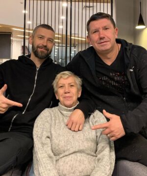 Vladimir Krestovskiy Instagram - Любить девчонок нужно каждый день, но поздравить 8 марта – святое! Всех моих родных маму Ольгу Владимировну, любимую @pilevskaya, дочек, подруг – с праздником! 

И, конечно, поздравляю всех красавиц, которые это сейчас читают! Спасибо за то, что вы есть – прекрасные, удивительные, лучшие ❤️

Отметим праздник вместе?  Сегодня в 21:00 в @zafferano.city будем петь для вас и только для вас. Бронирование столиков – по телефону  7 (495) 921 49 66 🌸

#уматурман #uma2rman #8марта

📸 @karchauskas_