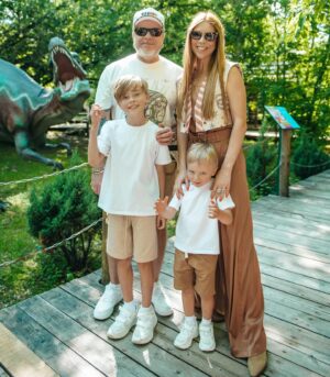 Vladimir Presnyakov Jr. Instagram - Как же дети любят аттракционы!!! Мы решили в этот раз отметить день рождения Тёмы в @parkskazka . Как же горели их глаза !!!! Накатались , насмеялись , набегались ! Потрясающая организация. Спасибо 🙏🏻
