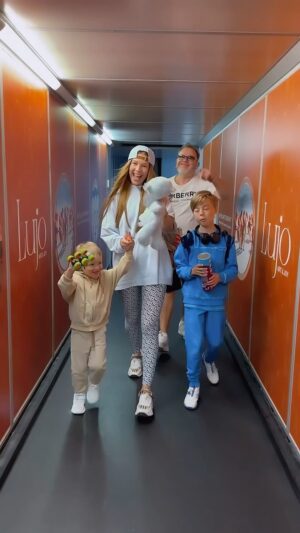 Vladimir Presnyakov Jr. Instagram - Отдых всей семьей это долгожданное , но и очень хлопотное событие … В этот раз мы отправились в @lujohotel , в котором мы давно хотели побывать, потому что о нем только восторженные отзывы . И я понимаю почему ..
Комфорт начинается прямо с перелета самолетом Lujo BlackJet @lotivacations . Весь самолет - бизнес класс с раскладывающимися сидениями . Как удобно с детьми . Мультики , вкусная еда и сон - мечта 🤫. Это не был не перелет , а отдых ☺️