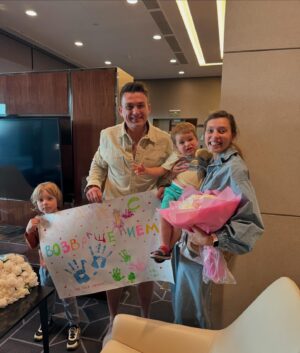Vladislav Topalov Instagram - Плакала ли я?
КОНЕЧНО!!! От счастья , что наконец-то могу вас обнять, поцеловать и рассказать миллион своих историй, прочитать сказки о самых необычных местах, в которых я побывала!!!!!!!

Люблю❤️