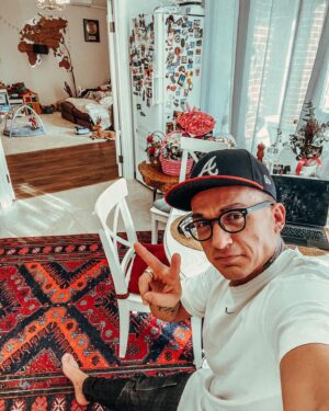 Vladislav Topalov Instagram - Старший болеет…. Так что работа из дома🤓
 Правда, с утра всё же поехал со мной на репетицию завтрашнего концерта….🎶)
Скажите пожалуйста, что почитать именно для «отцов» о воспитании и отношениях с детьми? 
Я не могу найти ничего. Всё всегда для мам))) 
Может, подкасты какие-то? Меня интересует Отцовство) 

#владтопалов #vladtopalov #fatherhood #father