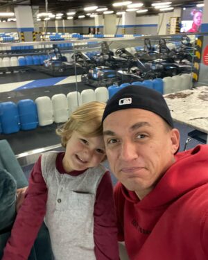Vladislav Topalov Instagram - Сегодня у младшего маленькая дата) а мы со старшим отмечаем по-пацански выходной🤣🤙🏻💪🏻
Друзья позвали погонять на картах) кайфанули и посмеялись от души. Спасибо друзьям)