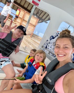 Vladislav Topalov Instagram - Порция любви !
Пусть каждый любит так, как мы ❤️❤️❤️
@amariraaya