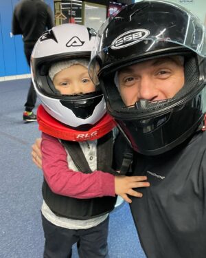 Vladislav Topalov Instagram - Сегодня у младшего маленькая дата) а мы со старшим отмечаем по-пацански выходной🤣🤙🏻💪🏻
Друзья позвали погонять на картах) кайфанули и посмеялись от души. Спасибо друзьям)