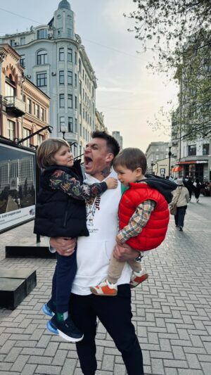 Vladislav Topalov Instagram - Не знаю, как у вас, но у нас утро иногда бывает таким 🫣
детские кризисы проживают все, но порой так сложно договориться, тогда на помощь приходит муж и переводит все в шутку 😃

спасибо ребятам @makhlina_anna , которые выкладывают такие честные видео, которые поддерживают всех родителей 💪🏻