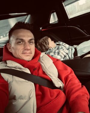 Vladislav Topalov Instagram - Прилетели на др к друзьям…. Сладун умотался в полёте и уснул сладко в машине. И почему такое наслаждение, когда они сопят рядом? 🥰 ощущение, что он отдыхает…. - лучшее, что может быть) и когда они едят 🤩🤣