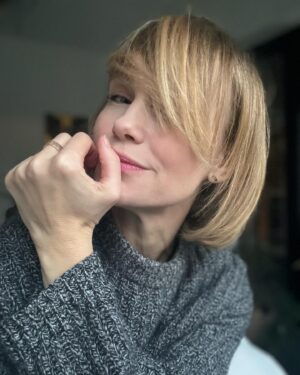 Vlastina Svátková Instagram - Nejlepší salon široko daleko a já vděčná, že ke mně tak blízko.
• v kadeřnictví mají značku Kevin Murphy, bez parabenů, krásně voní. Moje vlasy zdravé a husté.
• paní kosmetička šikovná, dělá japonskou masáž kobido a používá Institut Esthederm 
• manikúra včelím voskem nebo pedikúra skvělá.
.
.
.
Místo do centra, se bude jezdit za Prahu ❤️ @navlasku_libeznice