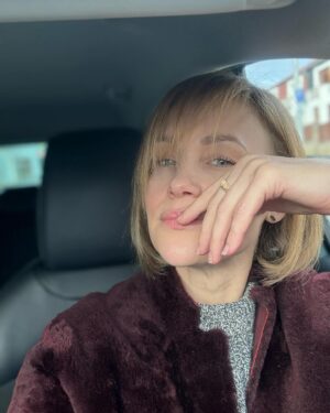 Vlastina Svátková Instagram - Nejlepší salon široko daleko a já vděčná, že ke mně tak blízko.
• v kadeřnictví mají značku Kevin Murphy, bez parabenů, krásně voní. Moje vlasy zdravé a husté.
• paní kosmetička šikovná, dělá japonskou masáž kobido a používá Institut Esthederm 
• manikúra včelím voskem nebo pedikúra skvělá.
.
.
.
Místo do centra, se bude jezdit za Prahu ❤️ @navlasku_libeznice