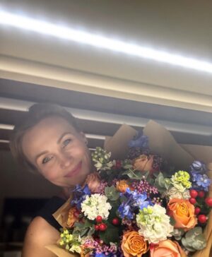 Vlastina Svátková Instagram - Některé květiny vám vyrazí dech. 
Zejména ty, které dostanete bez jakéhokoliv důvodu, když ji nečekáte. 
Nemusíte si ji zasloužit. 
Nemusíte být dost dobrá.
.
jen tak, protože radost