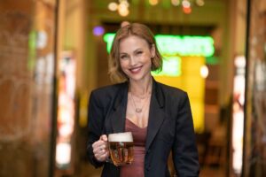 Vlastina Svátková Instagram - Moje milovaná babička mi vždycky říkala, že na ledviny je nejlepší pivo a když měla ledvinový kámen, napila se Plzně a skákala nahoru a dolů po schodech, dokud se kámen nerozpadl.
A jak včera moje kamarádka @pauza_s_kristynou poznamenala, chmel je skvělej na návaly pro ženy v menopauze. Menopauzu zatím nemám, ale @pilsner.urquell si dám doma už častěji než skleničku vína.
Stárneme, život se mění a co říkaly naše babičky, byla pravda. Posílám ti velkou pusu do nebe, babi ❤️
.
.
.
#credit by @vit.hassan.photography / @pilsnerurquell.experience