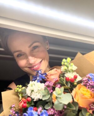 Vlastina Svátková Instagram - Některé květiny vám vyrazí dech. 
Zejména ty, které dostanete bez jakéhokoliv důvodu, když ji nečekáte. 
Nemusíte si ji zasloužit. 
Nemusíte být dost dobrá.
.
jen tak, protože radost