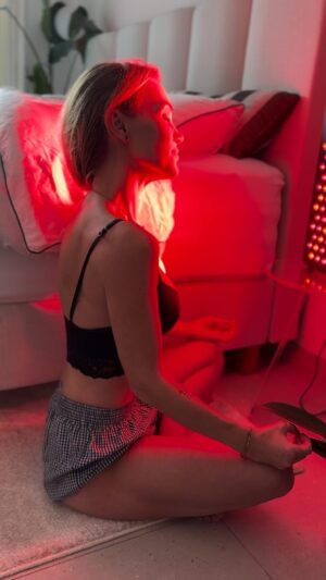 Vlastina Svátková Instagram - Terapie červeným světlem.
Dlouho jsem po tomto panelu toužila a ještě si šetřím na stojan, abych mohla pod panelem ležet na posteli.
Ale mám ho a miluju ho.
Na regeneraci svalů po sportu, na bolavá záda, na dodání energie a radosti, když je málo sluníčka, na lepší spánek nebo na hezkou, zdravou pleť. 
Před světlem si dám sérum s vitaminem C a po světle Retinol. 
Efekt obrovský.

Jak terapie červeným a blízkým infračerveným světlem funguje? Můžete si to představit tak, že červené a blízké infračervené světlo nabíjí a zlepšuje funkci našich buněčných baterií - mitochondrií. Když máme optimálně fungující mitochondrie, máme i výkonné tělo plné energie.
Dokonce i můj skeptický puberťák, který odmítá všechno a za vším hledá podvod nebo zradu, po sportu sedl před panel a pak řekl: ,,Mami, ono to jako asi fakt funguje. Mě je nějak líp!“

Stává se ze mě biohacker. A fakt mě to baví!
.
.
.
@mitolightcz #biohackercommunity #biohacking #redlight #mitolight #mitochondrialhealth