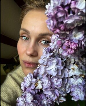 Vlastina Svátková Instagram - Husí kůže takhle po ránu z jedné písně, 
z jedné vůně připomínající dětství, kdy u stolu ještě nikdo nechyběl,
z meditace trpělivosti, že je jedno kam jdeme, pokud máme pořád sílu, odvahu a radost z chůze.