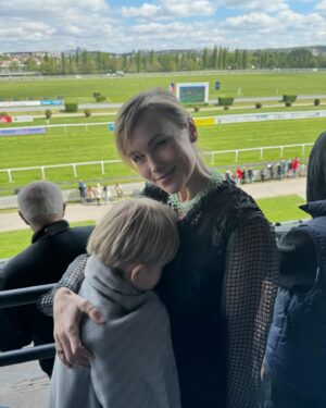 Vlastina Svátková Instagram - Buď se budeme válet v neděli na gauči, já budu uklízet a prudit děti, nebo vezmu klobouk a půjdu si vsadit na nejpomalejšího koně s číslem 11.