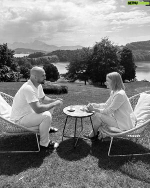 Volkan Oezdemir Instagram - Magnifique échange avec @johannagapany notre conseillère aux Etats Fribourgeoise 💯 

Dynamique, envie de faire avancer les choses et d’une humilité surprenante! ! 

Tout le meilleur pour la suite et un max de soutiens à elle la team!! 🌋🌋