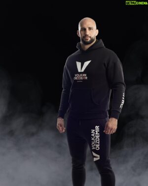 Volkan Oezdemir Instagram - #OURVICTORY 🔥 Good News ! Pour fêter ma victoire et pour vous remercier pour votre soutien, je vous offre -20% sur tous les produits Volkan x @biwi_sa jusqu’à Dimanche avec le code « OURVICTORY » ! 🌋 (link in bio) 

#ufc #ufcfighter #paris #fightnight #volkanoezdemir #biwisa