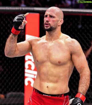 Volkan Oezdemir Instagram - Éruption… 🌋 Première soumission à l’@ufc façon #NOTIME avec un combat expéditif au premier round… 

Une soirée qui restera gravée 🔥 

⭐️ Dédicace à ma team all star, mes ultras, ma famille, mes amis et mes sponsors ! Vous m’avez donné de la force 💪🏻