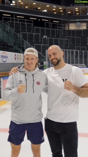 Volkan Oezdemir Instagram - Il y a quelques jours le fribourgeois @volkan_oezdemir est venu nous impressionner et nous soutenir lors de notre entraînement 🤜🤛

-
Vor einigen Tagen kam der Freiburger Volkan Oezdemir zu uns, um uns bei unserem Training zu beeindrucken und zu unterstützen🤜🤛

📹 @upperview_prod 
#fribourg #gotteron #hcfg