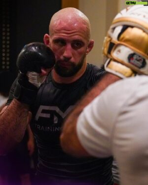Volkan Oezdemir Instagram - J-2 war ready!! ⚔️ #ufc280 #teamwork