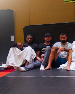 Volkan Oezdemir Instagram - J-2 war ready!! ⚔️ #ufc280 #teamwork