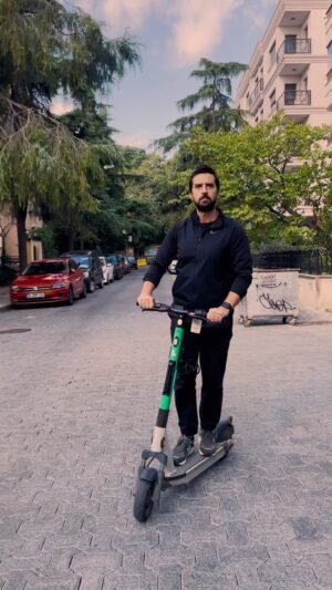 Volkan Öge Instagram - Trafikte beklemeden, park yeri bulabilir miyim diye düşünmeden, uygun maliyetle kısa mesafeli ve çevreye zarar vermeyen bir yolculuk. Biz bu yıllarda uçan arabalar bekliyorduk; ki aslında bu da bir çeşit vizyonsuzluk gerçekten. Çözüm çok daha basit. Elektrikli scooter. Ben kısa mesafe yolculuklarımda Martı kullanıyorum ve her şey çok kolaylaşıyor. Fakat her zaman her şeyde olduğu gibi yanlış kullanımdan dolayı bu harika enstrüman da töhmet altında kalıyor.  Töhmet, yazılışıyla ve okunuşuyla olduğu kadar bıraktığı etkiler açısından da son derece kötü bir şeydir. Hiç kimse töhmet altına kalmak istemez emin olun.

Martı, trafik kurallarına uyularak, dikkatli ve yavaş kullanıldığında diğer birçok ulaşım aracına göre daha güvenli. Lütfen Martı kullanırken uygulamada belirtilen hususlara dikkat ederek kullanın. Zaten trafiğe takılmadığınız için çok kısa sürede gidebiliyorsunuz, biraz daha hızlı gitmenin bir artısı yok. İki kişi de binmeyin. Ayrıca her ne kadar Martı ekipleri gezip yanlış park etmiş Martıları düzenleseler de, biz de biraz dikkat edebiliriz. Zaten bulduğunuz bir direğe bağlamanız yetiyor, sadece biraz yolu kapatıp kapatmadığına dikkat edeceğiz. Aslında arabalarını kaldırımlara park eden insanlara söylenerek başlamak lazım ama onlara artık kim nasıl laf anlatacak bilemiyorum. 

Ayrıca şunları da söylemek isterim. Yolda yürürken mesela aniden duranlardan da hiç hoşlanmıyorum. Bir de arkadan dibinize kadar girip bağıra çağıra konuşanlar var. Yani bitmiyor abi bitmiyor.