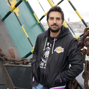 Volkan Öge Instagram - Bugün “Karakomik Filmler: 2 Arada” setindeyim. Set adminiyim hatta. Bir vapurdayız. Ortamın krallık seviyesi yüksek. Burada olduğum süre boyunca setten paylaşımlar yapacağım. Beklerim. @karakomikfilmler