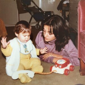 Volkan Öge Instagram - Anneme bir şeyler anlatıyorum. O da dinliyor. Beni bu kadar ciddiye aldığın için teşekkür ederim annecim. Anneler günün kutlu olsun. 💐