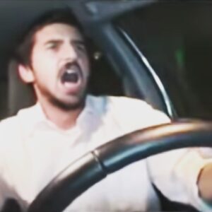Volkan Öge Instagram - 15 senedir video çekiyormuşuz ve bunlar da yer aldığım bazı videolar. Hepsi sığmıyor tabi o yüzden seçtim.  Çekimi esnasında eğlendiğim videolar galiba bunlar. Tabi sadece bu videoların çekiminde eğlendim desem yanlış olur; başka videoların da çekimi sırasında eğlendim. Ama hiç eğlenmediğim bazı videolar da oldu. Bir keresinde Ömür’ün topuğu kırılmıştı çünkü yüksek bir yerden atlamasını istemiştik. Bir kere de lunaparkta atlı karıncada çekim yapmak istedik ama dayak yiyorduk. Tabi gençtik o zaman şimdi olsa o kadar yüzgöz olmazdık elin lunaparkçısıyla. Pis herifin de tekiydi.  Yaşınızdan başınızdan utanmıyor musunuz demişti bize amk ki daha o zaman sözde genciz bir de. O mantıkla artık yani komple bırakmış olmamız lazım. Ama harbiden bazen bir anda yabancılaşabiliyorum oynadığım şeye, napıyorum amk ben hissi geliyor. Özellikle böyle hoplayıp zıplama varsa. En sevmediğim oyunculuk hoplamalı zıplamalı oyunculuk. Mümkün mertebe kendime hoplamalı zıplamalı rol yazmıyorum. Tansu’ya bazen bir şey yazıyorum mesela sakallı yazmıştım geçen videoda; aşırı kaşındırıcı bir sakal takmışlar bütün gün söylendi. Ama benim suçum olmadığını düşünüyorum. Ben yazarken sakal kaşındırır diye düşünmemeliyim. Onu sakalı takan adam düşünmeli. Bu arada o sakal takılırken, henüz bıyığı takmamıştı, o an baya militan gibi olmuştu ama foto çekmeme izin vermedi. Hak verdim. Ben de istemezdim.