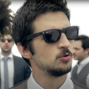 Volkan Öge Instagram - 15 senedir video çekiyormuşuz ve bunlar da yer aldığım bazı videolar. Hepsi sığmıyor tabi o yüzden seçtim.  Çekimi esnasında eğlendiğim videolar galiba bunlar. Tabi sadece bu videoların çekiminde eğlendim desem yanlış olur; başka videoların da çekimi sırasında eğlendim. Ama hiç eğlenmediğim bazı videolar da oldu. Bir keresinde Ömür’ün topuğu kırılmıştı çünkü yüksek bir yerden atlamasını istemiştik. Bir kere de lunaparkta atlı karıncada çekim yapmak istedik ama dayak yiyorduk. Tabi gençtik o zaman şimdi olsa o kadar yüzgöz olmazdık elin lunaparkçısıyla. Pis herifin de tekiydi.  Yaşınızdan başınızdan utanmıyor musunuz demişti bize amk ki daha o zaman sözde genciz bir de. O mantıkla artık yani komple bırakmış olmamız lazım. Ama harbiden bazen bir anda yabancılaşabiliyorum oynadığım şeye, napıyorum amk ben hissi geliyor. Özellikle böyle hoplayıp zıplama varsa. En sevmediğim oyunculuk hoplamalı zıplamalı oyunculuk. Mümkün mertebe kendime hoplamalı zıplamalı rol yazmıyorum. Tansu’ya bazen bir şey yazıyorum mesela sakallı yazmıştım geçen videoda; aşırı kaşındırıcı bir sakal takmışlar bütün gün söylendi. Ama benim suçum olmadığını düşünüyorum. Ben yazarken sakal kaşındırır diye düşünmemeliyim. Onu sakalı takan adam düşünmeli. Bu arada o sakal takılırken, henüz bıyığı takmamıştı, o an baya militan gibi olmuştu ama foto çekmeme izin vermedi. Hak verdim. Ben de istemezdim.