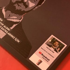 Volkan Öge Instagram - Bu sene YouTube Brandcast’de Master Of Ceremony olarak görev aldım. Benim için ilginç bir deneyimdi. En son geçen sene bir video yüklemiştim. Aslında bir süredir bu kadardı ilişkimiz fakat sağ olsunlar, bu sene YouTube Brandcast için beni düşünmüşler. Ben de memnuniyetle elimden geleni yaptım. Sonuçta etkinlik olmadığı için bu sene video olarak çekildi ve benim açımdan daha hayırlı oldu. Çünkü şimdi bu bir etkinlik olsa sahneye çıkıp, o kadar insan bakarken konuşmam gerekecekti. Sahne sonuçta daha gergin bir şekilde. Sette en kötü olmadı bir daha çekiyoruz diyorlar; ki dediler bol bol. Çünkü metinler kazıktı abim, ben hayatımda böyle bir ezber yapmadım. Biraz uğraştırdım ama eninde sonunda oldu. Sanıyorum ki fena da olmadı. Herkes memnun gözüküyordu. Ama bir yandan da mutsuz olsalar da bana belli etmezlerdi. Hem nezaketten hem de öyledir; sette oyuncuyu düşürürsen daha da berbat şeyler çıkabilir. Ben samimiyetlerine inanmayı seçiyorum. Çok keyifli bir çalışmaydı. Emeği geçen herkese teşekkür etmek istiyorum. Teşekkür ederim. Fakat şunu da söylemek istiyorum. Set günü çok sıcaktı ve yardımcı yönetmen sürekli bana ceketimi giydirmek istiyordu. Yardımcı yönetmenler böyle oluyor; her şey her an böyle şak diye hazır olsun falan ama olmaz işte öyle. Sıcağa rağmen güzel setti. Dansçılar vardı. Sanki bir an benim de dans edip edemeyeceğimi sormaya niyetlenmişlerdi. Fakat ben o sırada sabah başıma gelen olaydan bahsettim. Sete geldim tamam mı; uzakta bir arbede var. Bizim setin içinde. Kavga çıktı sandım, oraya bi yöneldim noluyor bir durum mu var falan diye. Meğer dans provasıymış. Kavga ile dans edenleri ayırt edemediğimi söyleyince sanırım beni dans ettirme hevesleri kaçtı. Zaten olmazdı öyle bir şey. En son Silvyo bir sette beni 2 saat dans ettirip sonra hiçbir görüntüyü kullanmamıştı. Biliyorum abi ben, olmuyor. 
Neyse, yani teşekkür ederim kısaca.
 
@youtube 
@kaanayce 
@bora_bey 
@alametholistic