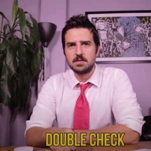 Volkan Öge Instagram - 15 senedir video çekiyormuşuz ve bunlar da yer aldığım bazı videolar. Hepsi sığmıyor tabi o yüzden seçtim.  Çekimi esnasında eğlendiğim videolar galiba bunlar. Tabi sadece bu videoların çekiminde eğlendim desem yanlış olur; başka videoların da çekimi sırasında eğlendim. Ama hiç eğlenmediğim bazı videolar da oldu. Bir keresinde Ömür’ün topuğu kırılmıştı çünkü yüksek bir yerden atlamasını istemiştik. Bir kere de lunaparkta atlı karıncada çekim yapmak istedik ama dayak yiyorduk. Tabi gençtik o zaman şimdi olsa o kadar yüzgöz olmazdık elin lunaparkçısıyla. Pis herifin de tekiydi.  Yaşınızdan başınızdan utanmıyor musunuz demişti bize amk ki daha o zaman sözde genciz bir de. O mantıkla artık yani komple bırakmış olmamız lazım. Ama harbiden bazen bir anda yabancılaşabiliyorum oynadığım şeye, napıyorum amk ben hissi geliyor. Özellikle böyle hoplayıp zıplama varsa. En sevmediğim oyunculuk hoplamalı zıplamalı oyunculuk. Mümkün mertebe kendime hoplamalı zıplamalı rol yazmıyorum. Tansu’ya bazen bir şey yazıyorum mesela sakallı yazmıştım geçen videoda; aşırı kaşındırıcı bir sakal takmışlar bütün gün söylendi. Ama benim suçum olmadığını düşünüyorum. Ben yazarken sakal kaşındırır diye düşünmemeliyim. Onu sakalı takan adam düşünmeli. Bu arada o sakal takılırken, henüz bıyığı takmamıştı, o an baya militan gibi olmuştu ama foto çekmeme izin vermedi. Hak verdim. Ben de istemezdim.