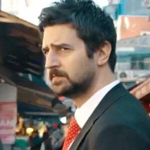 Volkan Öge Instagram - Patlak hoparlörlerle bezenmiş eski bir otobüs, inanılmaz yüksek bir seste bu şarkı çalıyor, tepesinde ben, elimde mikrofon, bağırıyorum nabersiniz diye. Var bi hayalimiz.