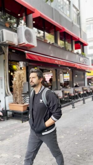 Volkan Öge Instagram - İnsan bazen bir düşünce akışı içinde kaybolur. Bazen de Mecidiyeköy’de kaybolur. Ben düşüncelerim içinde kaybolmayı tercih ederim. Fakat düşünce akışı ile ilgili bir sorun var, yenmiyor. Dolayısıyla ben Eti Tutku tercih ediyorum. Onun da kreması akışkan hem de yenilebilir ve lezzetli. @mutlulukdeninceakla #etitutku #işbirliği