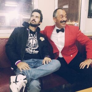Volkan Öge Instagram - @cmylmz ile her gün görüşme fırsatımız olmuyor tabi ama kendisini #karakomikfilmler setinde bulmuşken bol bol fotoğraf çektireyim dedim. Sağa doğru gidiyor.
