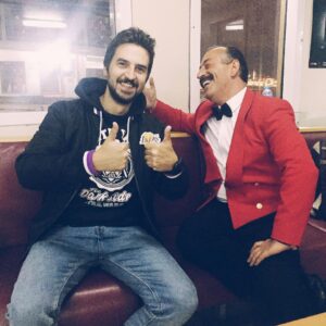 Volkan Öge Instagram - @cmylmz ile her gün görüşme fırsatımız olmuyor tabi ama kendisini #karakomikfilmler setinde bulmuşken bol bol fotoğraf çektireyim dedim. Sağa doğru gidiyor.