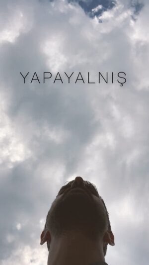Volkan Öge Instagram - Yanlış olanı söylemek yürek ister. Artık gördüğüm yanlış şeyleri korkusuzca bu programımda paylaşacağım. Siz de görüp de yanlış olduğunu düşündüğünüz şeyleri benimle paylaşın, sizin sesinizi de Instagram hesabıma taşıyayım. Tabi eğer bana göre de yanlışsa. Yoksa hani bana göre doğru bir şeyi yanlış diye haykıramam. Teşekkürler.