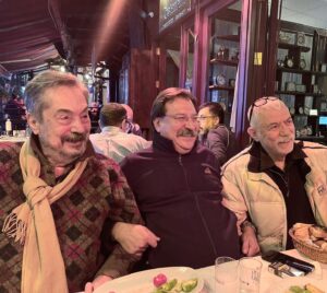 Volkan Severcan Instagram - Sinemanın iki devi AHMET SEZEREL @ahmetsezerel ve SELÇUK ÖZER @selcukozer18 
40 yıllık dostluk… Canım Ağabeylerim…
Klasik Pazartesi toplantılarımızda dün gece yine sinemayı kurtardık… 
Harika poz İçin Sevgili Çelik’e @celikoztunc  ve Nur’a @kardeslernur çok teşekkürler…
💐🙏♥️🧿🎭