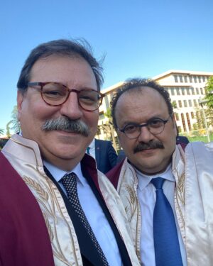 Volkan Severcan Instagram - Canım dostum, kardeşim, ağabeyim, hocam… Doç.Dr. İbrahim Sarıtaş ile Kültür Turizm Bakanlığı Baş Danışmanı iken tanıştık. Tüm sanatçılara yakınlığı ile hepimizin yanında oldu her zaman… Soluk almamızı sağladı bir çok kere… Şimdi çok önemli bir göreve geldi… Milli Eğitim Bakanlığı Baş Danışmanı oldu… Çok değerli bu görevinde büyük başarılara imza atacağına eminim… Gururla, hayırlı ve uğurlu olmasını diliyorum… Allah yolunu açık etsin… @dr.ibrahimsaritas