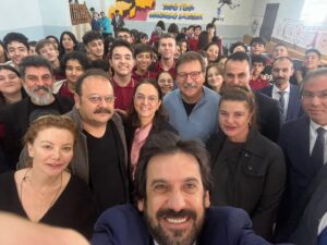 Volkan Severcan Instagram - Kültür ve Turizm Bakan Yardımcımız Sayın Batuhan Mumcu, Sinema Genel Müdürümüz Sn. Erkin Yılmaz, Milli Eğitim Bakanlığı Danışmanımız İbrahim Sarıtaş ve değerli oyuncu arkadaşlarım Şebnem Özinal, Sefa Zengin, Sedef Şahin ile birlikte Bakü Türk Anadolu Lisesi’ndeki öğrenci kardeşlerimizle buluştuk.

@dr.ibrahimsaritas @sefazengin @sedef_s @sebnemozinal