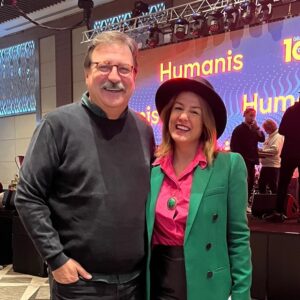 Volkan Severcan Instagram - Humanis’in @humanis.life gala gecesinde Almanya’nın O Ses yarışmasında gururumuz olan Zeynep Avcı @zeynepavci_official vardı…Muhteşem sesi, olağanüstü performansı ve büyük tevazusu ile hepimizi büyüledi…
👏👏👏👏👏💐🙏🎤

#popmusic #singer #music #pop #hiphop #soulmusic #voice #classicrnb #dance #diva #goodmusic #grownfolksmusic #mariah #mariahcarey #mimi #musician #neosoul #popdiva #realrnb #rnb #rnbartist #rnbbeat #rnbbeats #rnbclassics #rnblovers #rnbmusic #rnbsinger #rnbsoul #singersongwriter #smusic • Tags by @withrepost