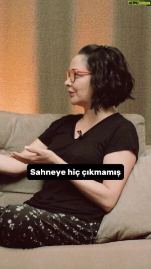 Volkan Severcan Instagram - Bu haftanın konuğu Çocuklar Duymasın dizisinin sevilen karakteri Zero Tuna’ya can veren Volkan Severcan oldu! Pijamalarımızı giydik ve sizler için bolca sohbet ettiğimiz çok keyifli bir video çektik! 

Video tam şu an YouTube Kanalımda yayında! Link ise bio’da 🤸🏻‍♀️⭐