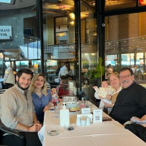 Volkan Severcan Instagram - Canımın içleri ile harika bir yemekte Mügemin doğumgününü kutladık… 
🎂🙏💐♥️🧿👏
Nice güzel yaşlara canım karım, güzel anane…♥️♥️♥️♥️
@mmugesevercan @melissevercanyavuz @cnstyvz