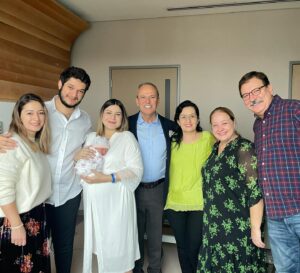 Volkan Severcan Instagram - Ailemiz büyüyor…😃👶🙏💐♥️🧿🧿🧿🧿🧿🧿🧿🧿🧿🧿♥️♥️♥️♥️
İlk aile fotoğrafımız. Yeni ünvanlarıyla soldan sağa HALA  Gülfem Yavuz @gulfemyavuz , BABA Canset Yavuz@cnstyvz , CANIMIZIN CANI MASAL, ANNE Melis Yavuz @melissevercanyavuz , DEDE Vedat Yavuz @yavuzvedatt , BABAANNE Meyser Yavuz @meyseryavuz , ANNEANNE Müge Severcan @mmugesevercan , DEDE Volkan Severcan @volsev 
ALLAHIM bahtı açık olsun, hayırlı, başarılı, mutlu yolu açık bir evlat olsun inşallah… Amin🙏🙏🙏

#bebek #anne #baba #dede #mutluluk #anneanne #babaanne #hala #toruń #aile #aşk 
🙏💐♥️🧿👶👏🎂🍾🥂
