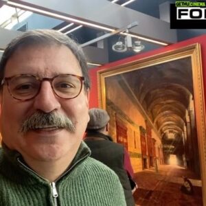 Volkan Severcan Instagram - Her sergisi bir başka olay olan Folkart Gallery @folkartgallery bu kez Şevket Dağ ile kapılarını açıyor…
Başta Mesut Sancak @mesutsancakk ve Metin Sancak @metinnsancak  olmak üzere tüm Folkart ailesini ayrıca galeri direktörü Fahri Özdemir’i @fhrozdemir yürekten kutluyorum.

Sergi 24 Ocak - 21 Nisan 2023 tarihlerinde gezilebilir.

Her sergi farklı duygulara götürür insanı şüphesiz. Ama kendi adıma söylüyorum benim için en iyilerinden birisi. Kendimi iyi hissettim. İki dünya arasında gittim geldim. Bir manzara ile derin duygulara dalarken, Ayasofya’da mistik bir dünyaya daldım. Natürmortlar birer ders gibi, aile, mutluluk, huzur, ve daha bir çok şey… çok beğendim çok…♥️💐🙏👏👏👏👏👏🖼️
Türk resminin en önemli isimlerinden Şevket Dağ’ın eserlerinden oluşan “Zaman ve Mekanın Büyüsünde Bir Ressam: Şevket Dağ” adlı sergi Folkart Gallery’de sanatseverlerle buluşacak.
1944 SONRA BİR İLK
İlk kez 1902 yılında İstanbul’un Fatih Semti’nde bir muhallebici dükkanında 5 eseri ile ilk sergisini açan Şevket Dağ, daha sonra 1944 yılına kadar çeşitli sergilere eserleriyle katıldı. 1944 yılında aramızdan ayrılan Dağ’ın eserleri farklı karma sergilerde yer alsa da bugüne kadar sadece Şevket Dağ’ın eserlerinin yer aldığı herhangi bir sergi düzenlenmedi.
ŞEVKET DAĞ’IN 60 ESERİ
Sergide 60 adet eserin yanı sıra ressam Şevket Dağ’ın eskiz defterleri, kullandığı paleti, şövalesi, boya kutusu, fotoğrafları gibi kişisel eşyaları ve de birçok yazışması da yer alacak. Sergi için ayrıca “Zaman ve Mekanın Büyüsünde Bir Ressam: Şevket Dağ” adlı Türkçe ve İngilizce, 320 sayfalık bir albüm de hazırlandı. Albümde, Sinan Genim, Fahri Özdemir, Evrim Altuğ, Malik Aksel, Cemal Tollu ve Şeref Akdik’in yazılarının yanı sıra, eserleri ve kendisiyle ilgili doküman ve objelerde yer alıyor. 42 farklı koleksiyoner ve eser sahibi kurumun eserlerini verdiği sergide, Şevket Dağ’ın başyapıtı olarak gösterilen “Ayasofya İçi” adlı eseri de bulunuyor. Serginin Proje Direktörlüğünü Fahri Özdemir, Küratörlüğünü ise Özdemir Erdem üstlendi.
@folkartyapi @folkartacademy @rridvan_ozdemirr @ceyslan @caglarsoner @bekiraksoy @belizinal @haktanipek @interdi.agency