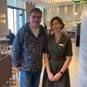 Volkan Severcan Instagram - İzmir’de Hyatt Regency’de konakladık bu gelişimde. @hyattregencyizmir_istinyepark 
Odalar muhteşem, herkes güleryüzlü, samimi sıcacık. Hani tam anlamıyla evinizde hissediyorsunuz kendinizi. Özellikle fotoğrafta gördüğünüz Hande Hanım olmak üzere tüm çalışanları ayakta alkışlıyorum. Böylesi bir ahenk yeni açılmış bir otel için pek de alışageldiğimiz bir şey değil. Sayın Genel müdürün ve kurmaylarının ne kadar usta oldukları çok belli oluyor. Odaların dizaynına da bayıldım. Ferah, huzur dolu, rahat. 
Ama bir küçük hususa da değinmeden edemeyeceğim.
Tam otelden ayrılırken adet olduğu üzere minibardan kullandığım bir gazoz ve cipsi ödemeye çalışıyorum. Önce fiyatı söylediler kredi kartım ile temassız ödedim. Buraya kadar normal hep böyle olur zaten sonrası anlamsız geldi bana…🤔ne mi oldu; Hesabı ÖDEDİKTEN sonra,  eğer davet eden firma ödemezse parayı benim ödeyeceğime dair bir kâğıt imzalamamı istediler.😀 imzaladım.
Yine hesabı ÖDEDİKTEN sonra kredi kartımı isteyip bilgileri girdiler ve iznimide istemediler. Hesabı ödedim zaten niye bunlara gerek görüldü pek anlamadım. Bir yandan da uçağı kaçırma telaşı yaşarken bu bürokrasi kapıda çok zaman kaybettiriyor.
Hasılı bu prosedür biraz garip geldi. 
Neyse bu da nazar olsun..💐🧿
Hayatını otellerde geçiren birisi olarak kaldığım en iyi oteller listesinde artık İzmir İstinye Park’ın bitişiğinde yer alan HYATT REGENCY ‘de var. 
Bizi bu güzel otelde ağırlayan FOLKART’a @folkartyapi , FOLKART GALLERY direktörü Fahri Özdemir’e @fhrozdemir çok teşekkür ederim…
🙏💐💐
@hyatt 

#hotel #luxury #travel #restaurant #lifestyle #travelphotography #holiday #hyattregency #luxurylifestyle #tourism #banquet #boutiquehotel #chandigarh #corporate #corporateevents #izmir #hotellife #love #mohali #newlyopened #relax #resort #rooms #safety #services #thezenithmohali #vacation #wellbeing #accommodation