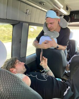 Volodymyr Dantes Instagram - Зараз модно виставляти підбірку рандомних неідеальних фото з життя тиждень/місяць, а я виставлю фото зі зйомок Будинку Культури.

Це проєкт, який народився внаслідок постійних обстрілів деокупованих та прифронтових міст. Розбомблено майже все, в тому числі і будинки культури у невеликих містечках або селах, які були центром життя для мешканців.
Там проводили свята, концерти, привозили гостей, збирались на вечірки, загалом жили життя.
Для багатьох з них це і було життям.

Тому ми вирішили — чому не приїхати до 10 таких міст і не влаштувати їм такий собі тур?  І не просто тур, а 10 культурних івентів – від літературних читань до рейву.
Це стало хорошою нагодою для нас дослідити детальніше місцеву культуру, людей, зрозуміти їхній біль та потребу у гарних емоціях, особливо зараз.
Ми спробували це троооошки виправити.

Лінк на першу серію у шапці профілю та в сторіз🔥
