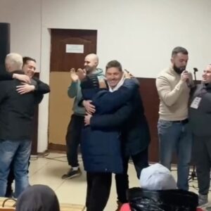 Volodymyr Ostapchuk Instagram - як же я закоханий… в наших людей❤️

найтепліші спогади з нашої роботи на деокупованих територіях🇺🇦
@movement_razom 
@culturalforces 
@bryangin_